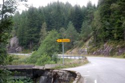 Die Straße verläuft neben der Audna.